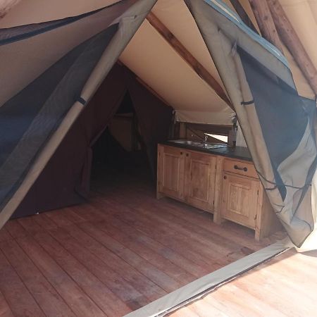 Tente Lodge Pour 5 Personnes En Bordure De La Riviere Allier Au Sein D'Un Petit Camping Saint-Yorre ภายนอก รูปภาพ