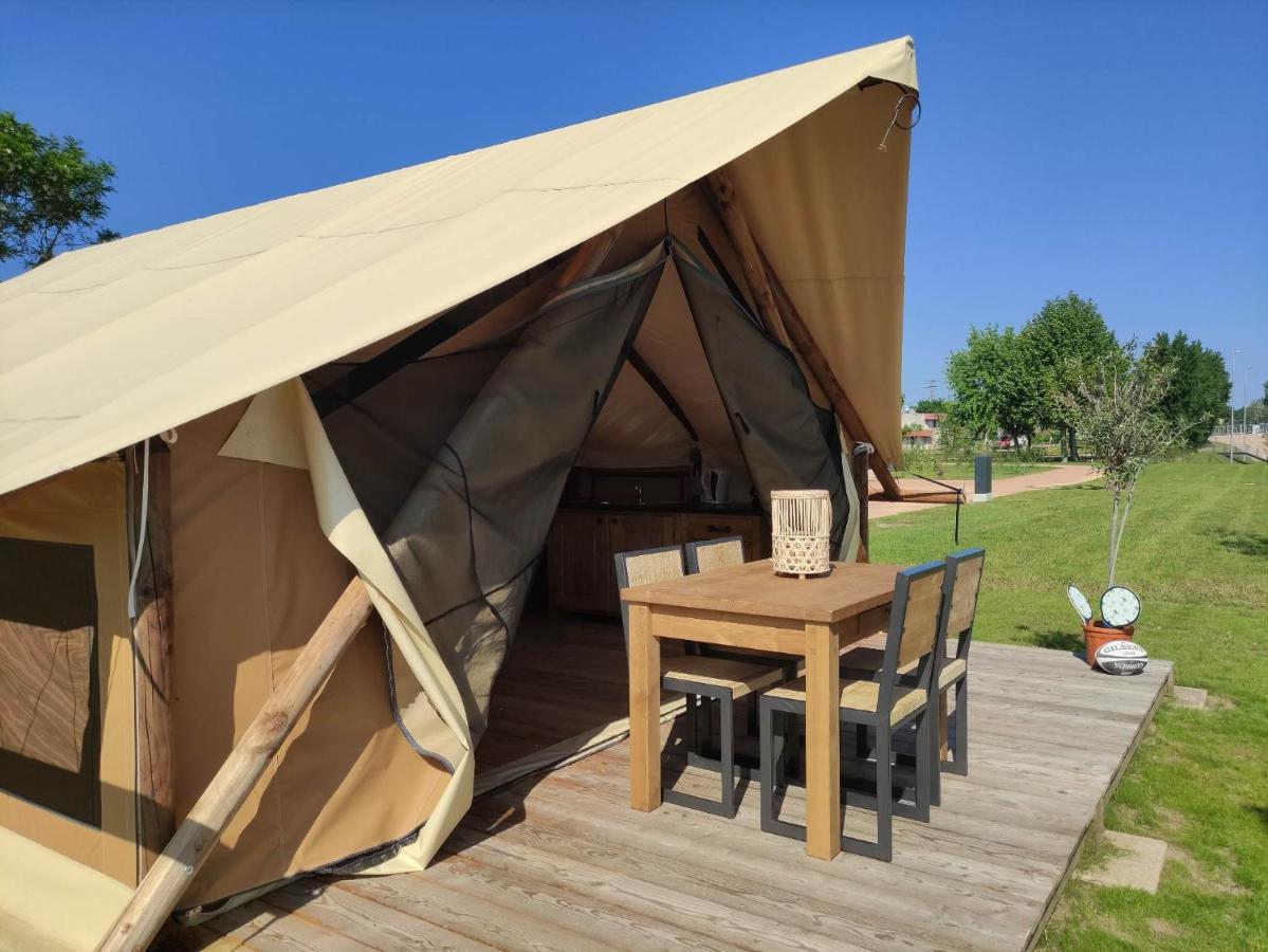 Tente Lodge Pour 5 Personnes En Bordure De La Riviere Allier Au Sein D'Un Petit Camping Saint-Yorre ภายนอก รูปภาพ