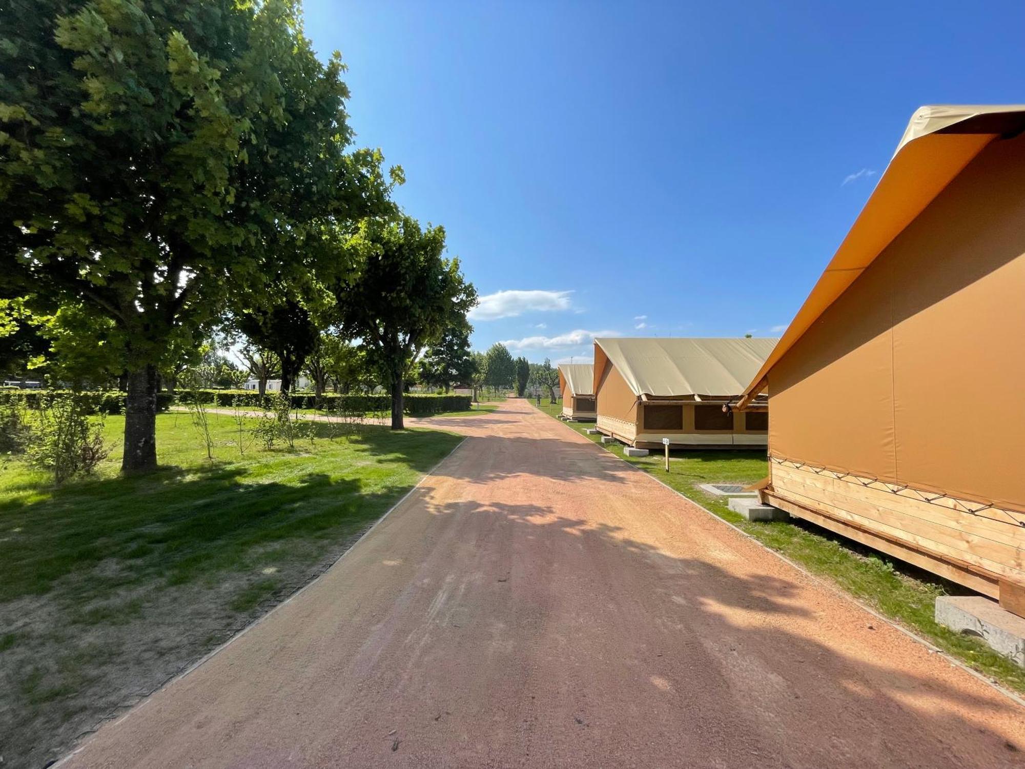 Tente Lodge Pour 5 Personnes En Bordure De La Riviere Allier Au Sein D'Un Petit Camping Saint-Yorre ภายนอก รูปภาพ